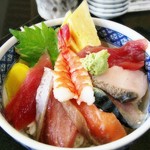 すし 魚游 - ちらし寿司（580円）