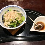 米とぶどう - お通し(雪菜のお浸し、バイ貝の煮付け)