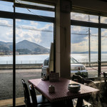 ドライブイン夕陽‎ - カウンター席から振り返れば・・・海。テーブル席はオーシャンビュー。