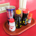 ドライブイン夕陽‎ - 卓上の調味料。ココで味の調節はしたことないなァ。