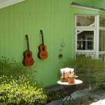 テネドール - 入り口付近。出窓のところにも席があります。