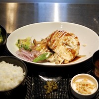 ATOUT - 和牛ハンバーグ目玉焼き乗せ900円