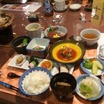Yukiguni Noyado Takahan - 夜ごはん全容。一番のご馳走は米！白飯と漬物だけで三杯いけます（笑）