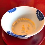 虎屋 壺中庵 - あられの入った白湯