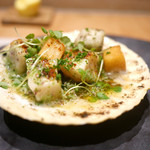 SUGALABO - 帆立（噴火湾）と海老芋、海藻バターソース　おかひじき（山形）