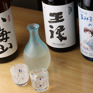 Carefully selected sake that goes well with sushi. Around 20 types of sake available