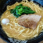 横浜家系ラーメン 布施商店 - チャーシュー、ほうれん草、海苔トッピングは、横浜家系の基本