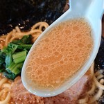 横浜家系ラーメン 布施商店 - 豚骨醤油ベースのスープ