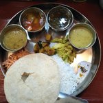 南インド料理 なんどり - ベジミールス＋ダル（左）