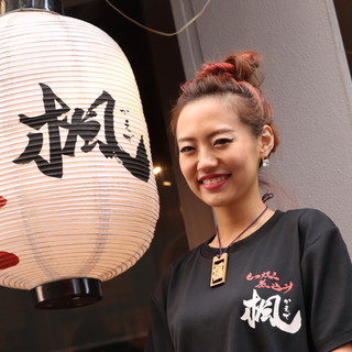 [The signboard girl will welcome you with a smile◎] A popular bar in Kinshicho that is crowded with offal lovers