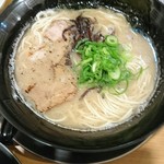 Hakata Mendouraku - 白ラーメン 白だけ海苔がついてます。