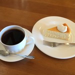 ル・ポミエ - ベイクドチーズケーキ&コーヒー  750円
            美味しいな〜❤︎