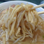 ラーメン二郎 - 脂も滴る食べやすい麺