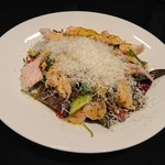 コンチェルト - しっとり鶏むね肉と温泉卵、パルミジャーノの具沢山サラダ