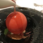 Grand rocher - 奈良県産の淡雪いちごの球体に温かいイチゴソースをかけて崩します
