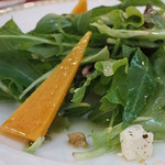 マゼランズ - 有機ベビーリーフとチーズとクルミのサラダ