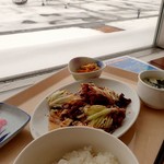 丘珠キッチン - 回鍋肉定食；窓外は出発準備中のHAC函館便 @2017/12/17