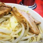 ラーメン二郎 - 豚の厚み