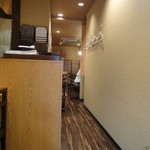 日本料理たつみや - 奥にはテーブル席、小上がりも