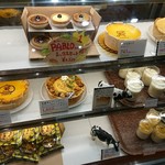 焼きたてチーズタルト専門店PABLO - ショーケース