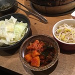 個室焼肉匠 - コースのキャベツ、キムチ盛り合わせ、もやしナムル 2人前