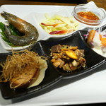 豊栄 - 前菜（エビ紹興酒漬け・葉ニンニクとほっき貝・いくら紹興酒漬け・あん肝赤酒漬け・牛もつピリ辛和え・金目鯛ライチ紅茶燻製）