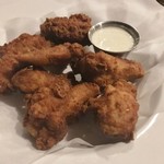 Waialae Country Club - チキンは唐揚げになってテーブルに運ばれて来ましたが既にスパイスで味付してあってワインが進みました。
      