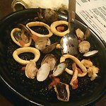 サントレス - イカスミのパエリア。ライスの歯ごたえも良く絶品です☆