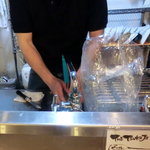 地下の粋 - 牡蠣を捌く