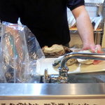 地下の粋 - 牡蠣を捌く