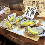 生牡蠣食べ比べA460円　左：長崎五島、右：播州室津