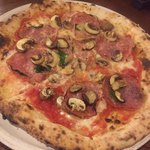 カスターニャ - フランス産マッシュルームとサラミのピッツァ