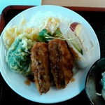 オーモリラーメン - メンチカツ、ピーマンとカボチャの天ぷら、キュウリが入ったちくわ、キャベツに、リンゴ