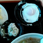 オーモリラーメン - ポテトサラダ、目玉焼き