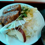 オーモリラーメン - メンチカツ、ピーマンとカボチャの天ぷら、キュウリが入ったちくわ、キャベツに、リンゴ