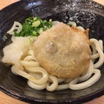 Kanakumamochi - 餅の天ぷらがのった「アン天ぶっかけうどん」。衝撃の組み合わせ。