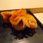 寿司 中川 - 赤貝　シャリとネタの間に濃厚な肝和え。