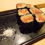寿司 中川 - トロとガリの巻物　岩塩で
