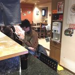 大地のうどん - 店内は、カウンターの奥に広めのテーブル席スペースもあります。