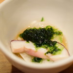 おやき SiSiMARU - お通し（蛸と帆立の酢の物）