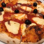 カプリチョーザ トマト＆ガーリック - アンチョビとオリーブのピッツァ
