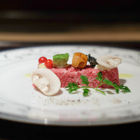西麻布 肉粋やまもと - 和牛のタルタル　（二人でそれぞれの皿に分けてくれます）