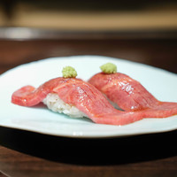 西麻布 肉粋やまもと - 和牛炙り寿司　（二人でそれぞれの皿に分けてくれます）