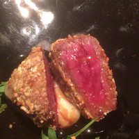 IL TEATRINO DA SALONE - 数種のナッツのコトレッタのジューシーな牛肉の断面