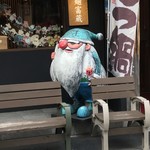 活麺富蔵 - 店の前のサンタ　※四条畷はサンタの町なので、年中ここに立ってます