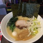 横浜家系らーめん 麺家さやか - 塩豚骨・750円