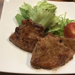 お酒とお食事処 れんげ - 人気No.1　レバーステーキ（450円）※写真は取り分け後のハーフです