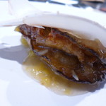 イチリン ハナレ - 大きな牡蠣が隠れていました