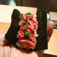肉割烹 上 - サブトンの手巻き、タクアン