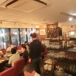 ワインカフェ新宿 - お店はカウンターとテーブル席。貸切なのでテーブルを繋げてくれたり座席移動も自由なので皆で盛り上がりやすい♪
ワインの進む料理で、久々に会う仲間も変わらず自転車話で盛り上がり楽しい夜でした(*^.^*)